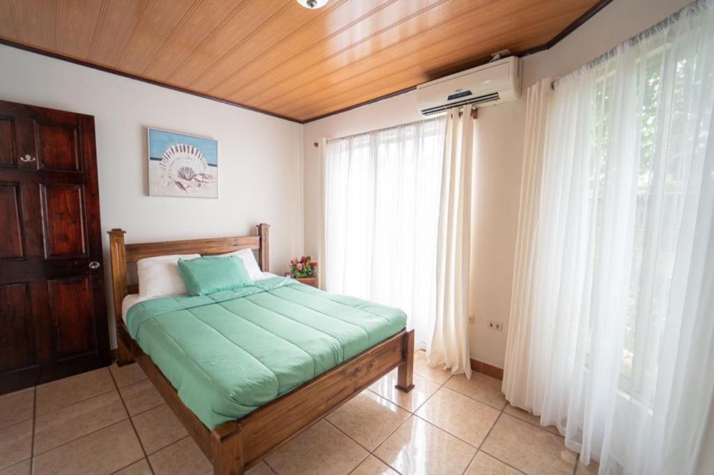 Apartamentos Cristal Quepos Exteriör bild