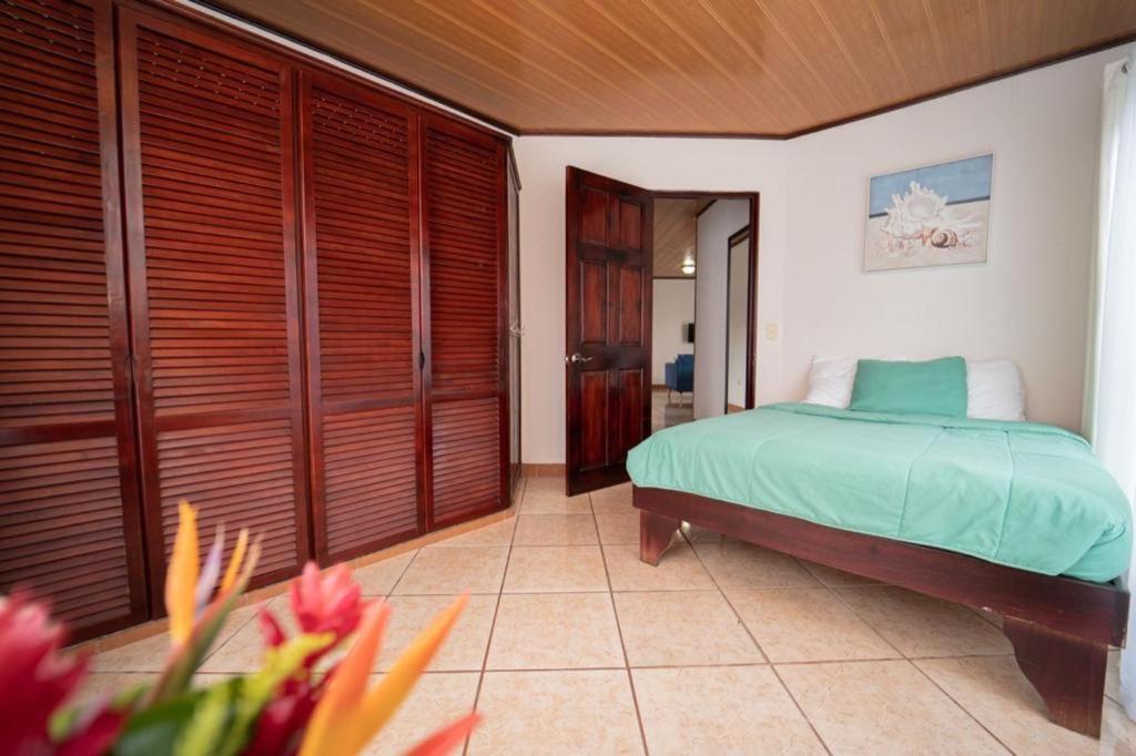 Apartamentos Cristal Quepos Exteriör bild