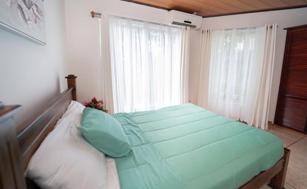 Apartamentos Cristal Quepos Exteriör bild