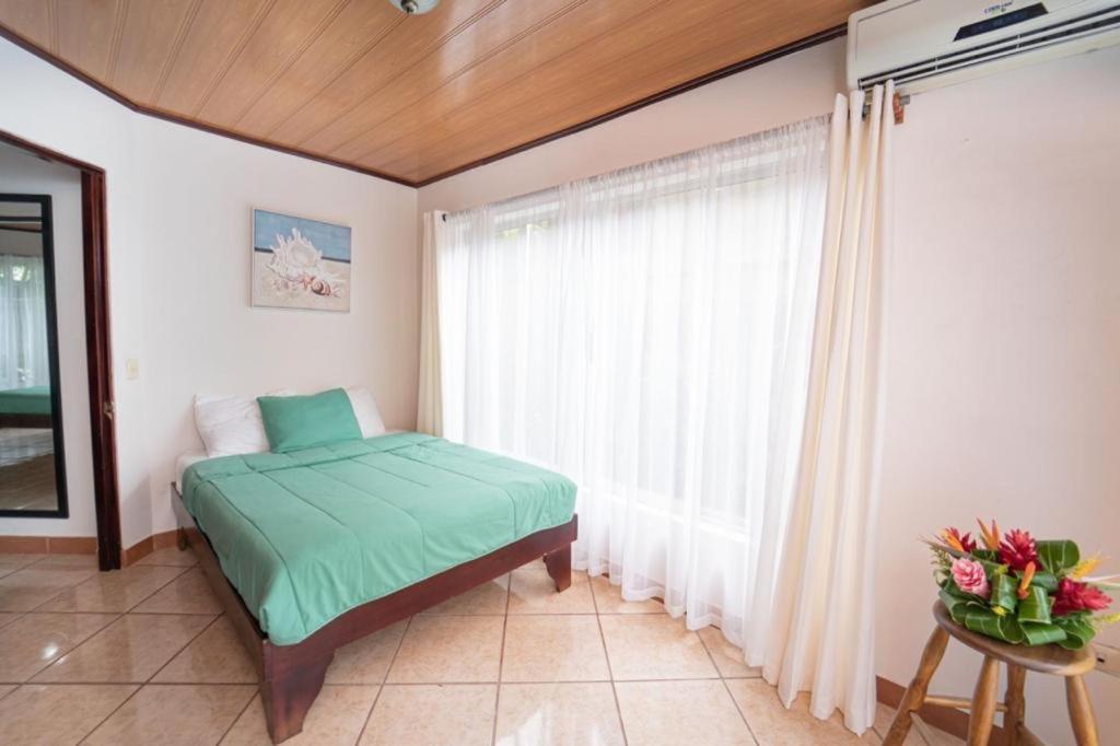 Apartamentos Cristal Quepos Exteriör bild